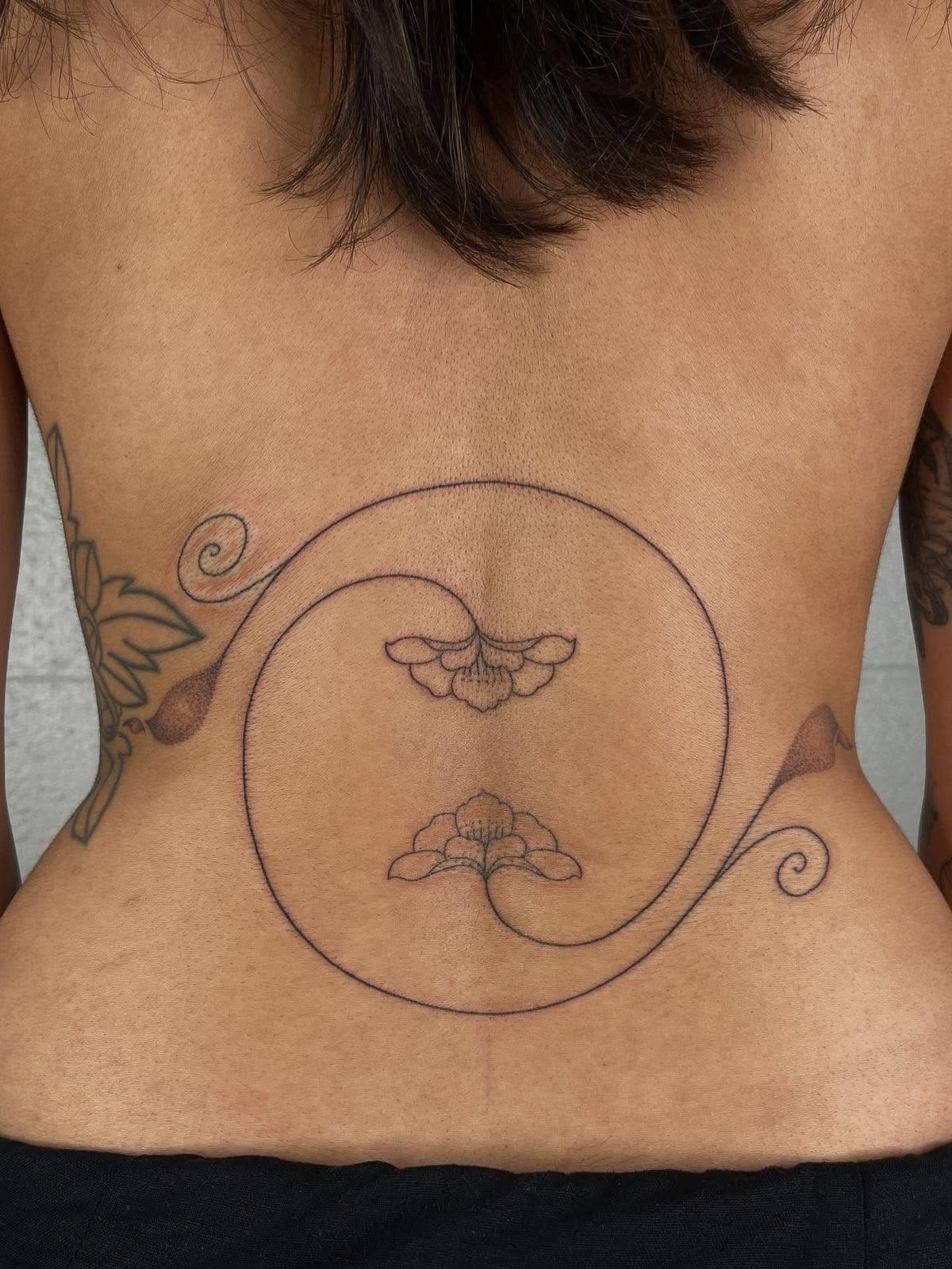 Mẫu hình xăm hõm Venus và bụng dưới
