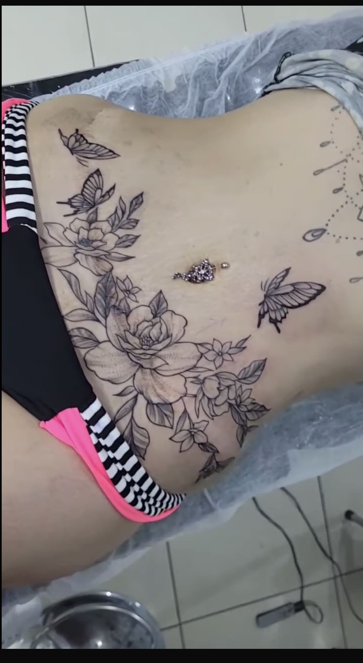 Mẫu hình xăm hõm Venus và bụng dưới