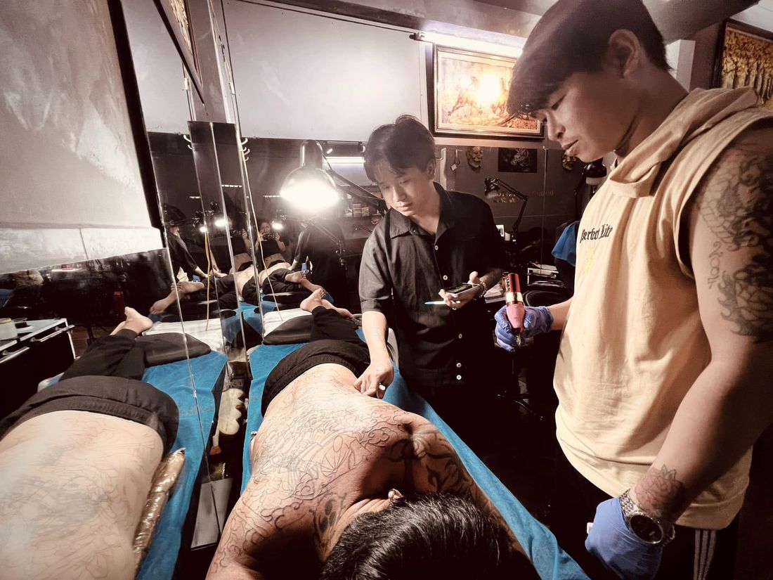 Lớp học thực hành xăm trên khách thật