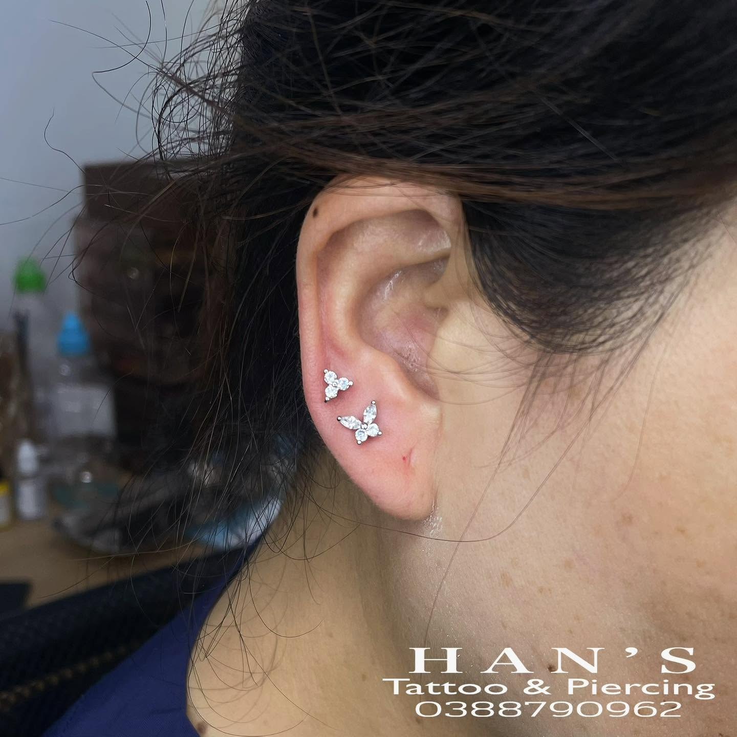 Xỏ khuyên sụn tai hình bướm đính đá tại HAN's