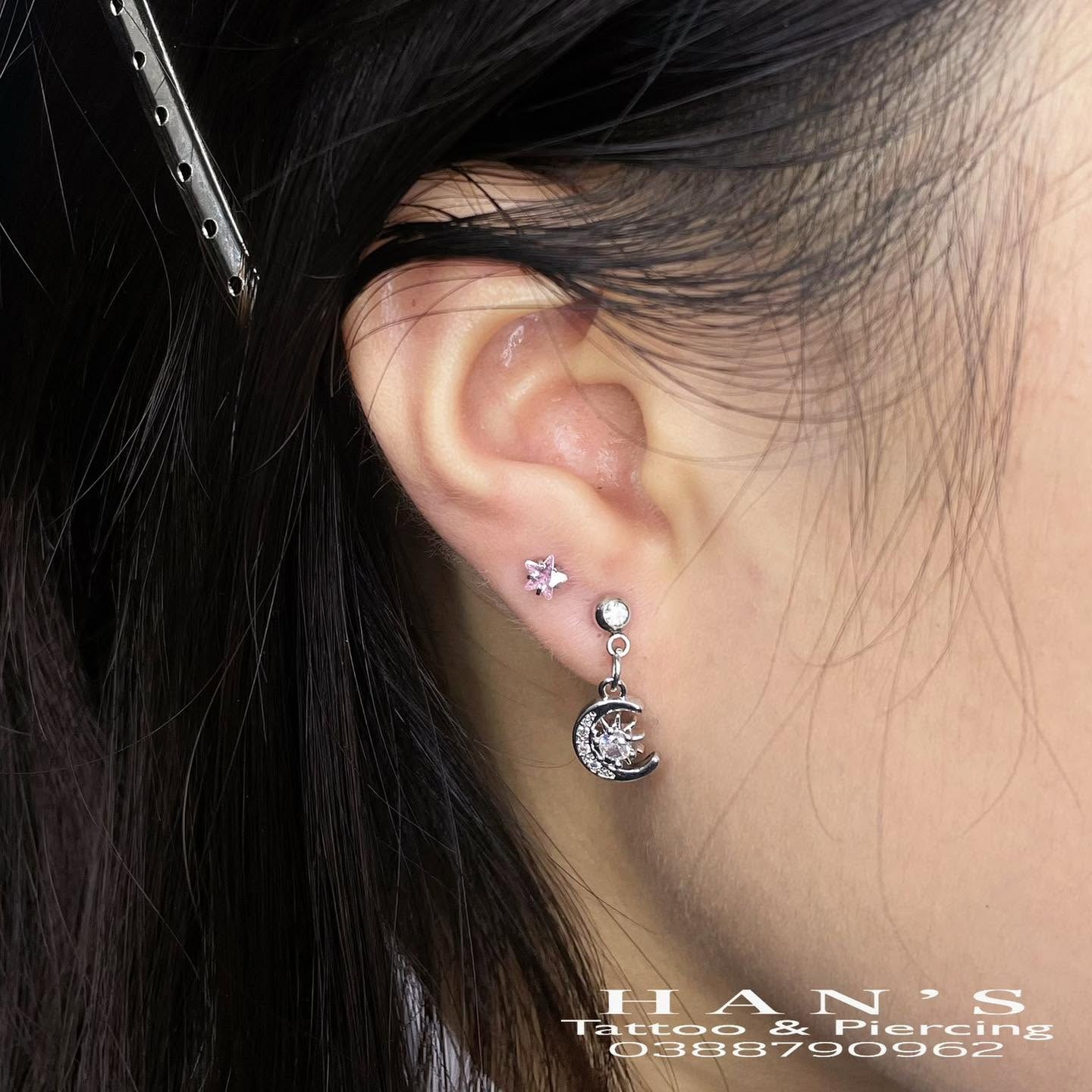 Xỏ khuyên dái tai mặt dây trăng sao tại HAN's