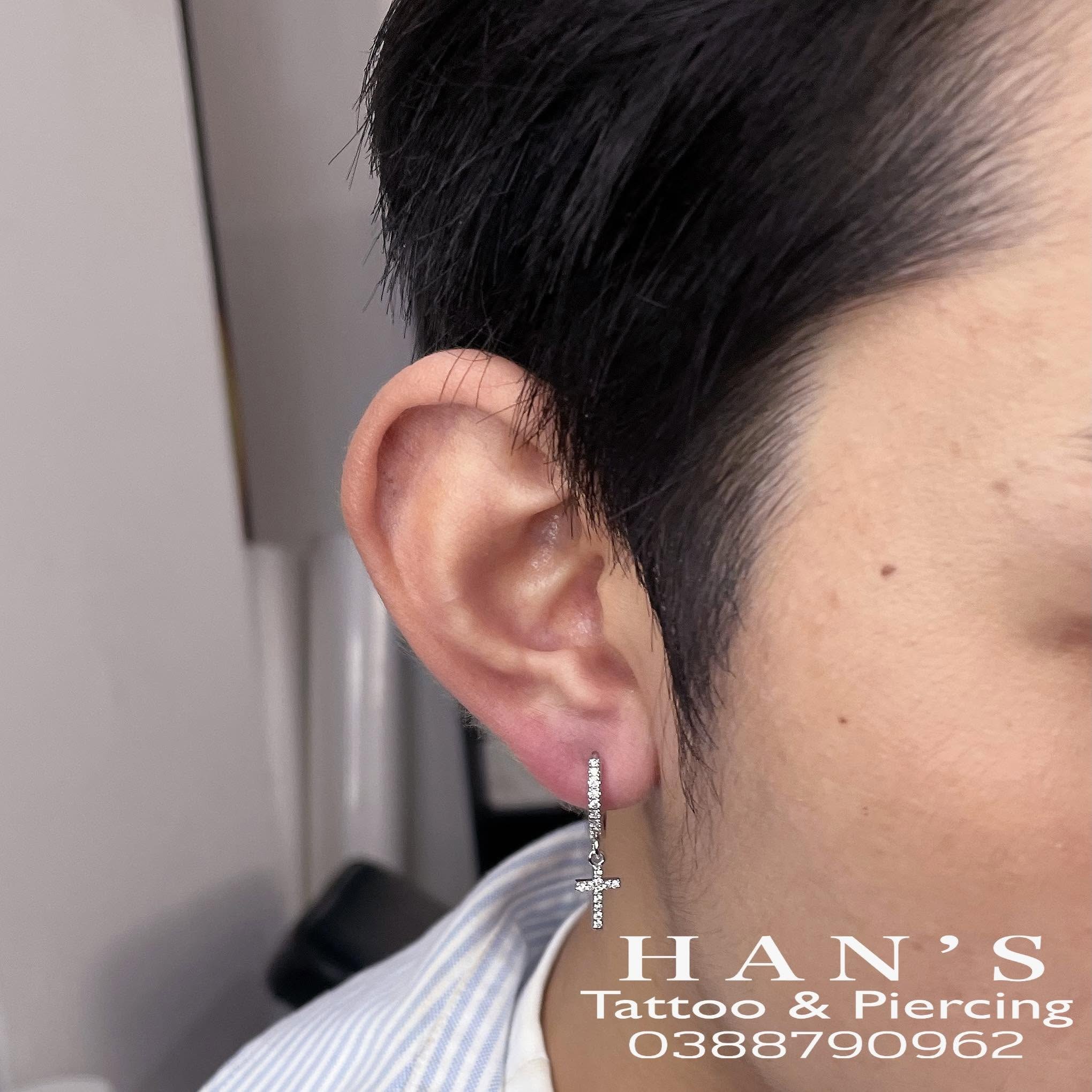 Xỏ khuyên dái tai nam mặt thánh giá tại HAN's