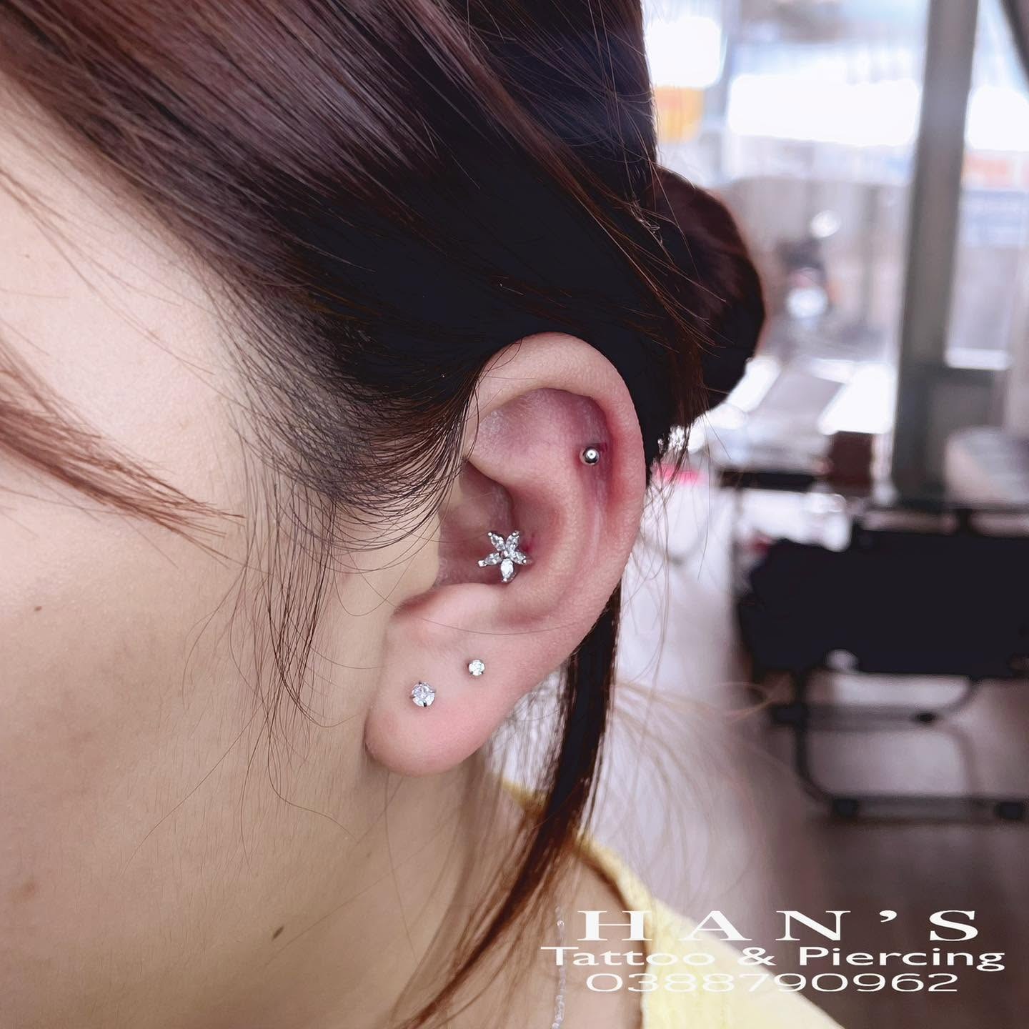 Xỏ khuyên sụn tai và dái tai phối hoa tại HAN's